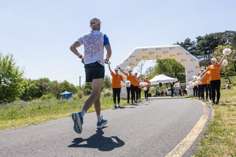 Emberfeletti: &ouml;ten k&eacute;tszer is k&ouml;rbefutott&aacute;k a Balatont