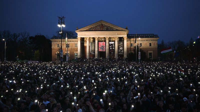 "Ez egy nagyon-nagyon átpolitizált koncert" – percről percre a Rendszerbontó Nagykoncertről