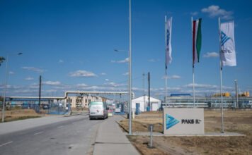 Fordított a Tisza Pakson, még egy mandátumot szerzett a kománypárt