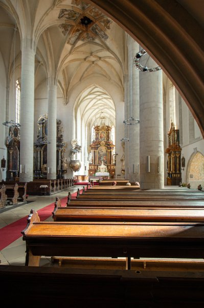 Földgömb alakú szószéket rejt egy cseh gótikus templom