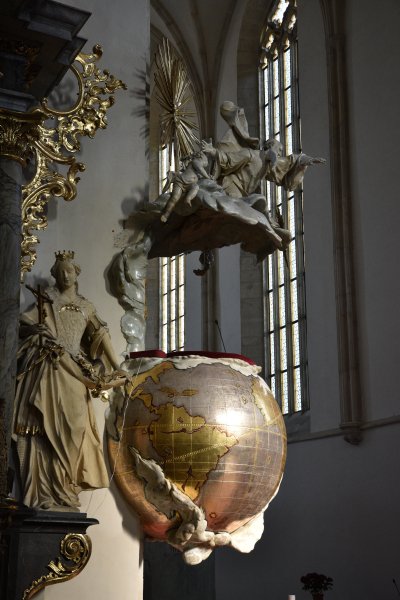 Földgömb alakú szószéket rejt egy cseh gótikus templom