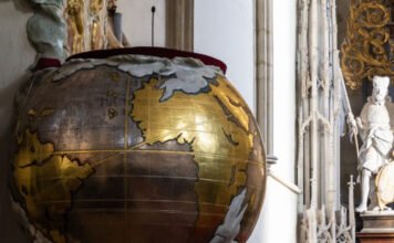 Földgömb alakú szószéket rejt egy cseh gótikus templom