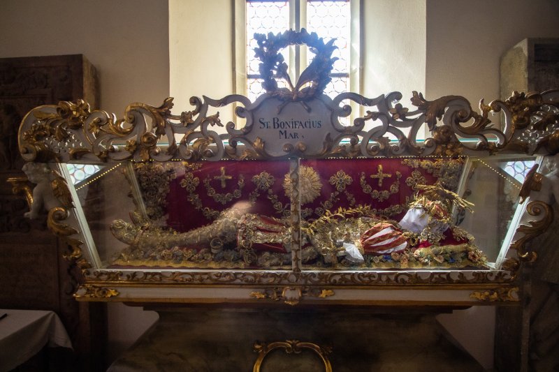 Földgömb alakú szószéket rejt egy cseh gótikus templom