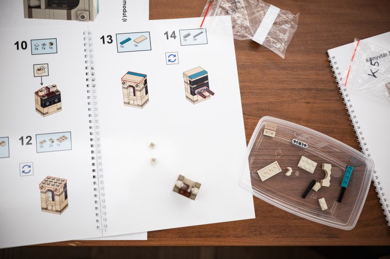 Gy&ouml;ny&ouml;rk&ouml;dj vel&uuml;nk: 60 ezer LEGO-elemből &eacute;p&uuml;lt meg a Magyar Tudom&aacute;nyos Akad&eacute;mia sz&eacute;kh&aacute;z&aacute;nak &eacute;lethű m&aacute;sa &ndash; gal&eacute;ria