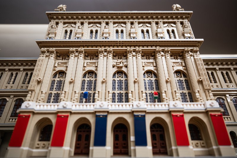 Gy&ouml;ny&ouml;rk&ouml;dj vel&uuml;nk: 60 ezer LEGO-elemből &eacute;p&uuml;lt meg a Magyar Tudom&aacute;nyos Akad&eacute;mia sz&eacute;kh&aacute;z&aacute;nak &eacute;lethű m&aacute;sa &ndash; gal&eacute;ria