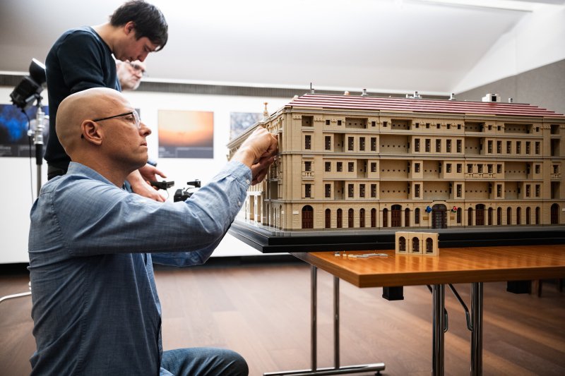 Gy&ouml;ny&ouml;rk&ouml;dj vel&uuml;nk: 60 ezer LEGO-elemből &eacute;p&uuml;lt meg a Magyar Tudom&aacute;nyos Akad&eacute;mia sz&eacute;kh&aacute;z&aacute;nak &eacute;lethű m&aacute;sa &ndash; gal&eacute;ria