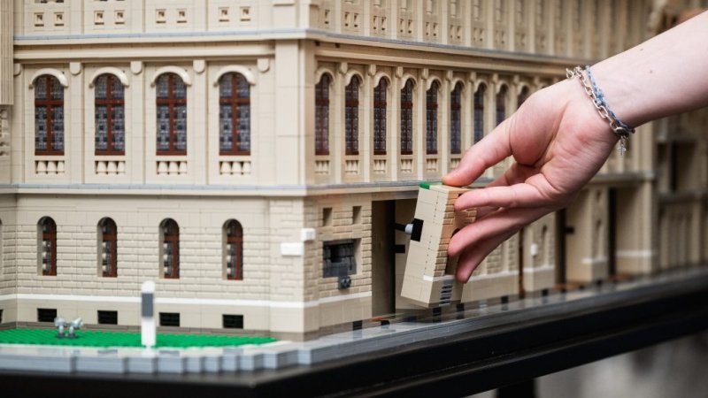 Gy&ouml;ny&ouml;rk&ouml;dj vel&uuml;nk: 60 ezer LEGO-elemből &eacute;p&uuml;lt meg a Magyar Tudom&aacute;nyos Akad&eacute;mia sz&eacute;kh&aacute;z&aacute;nak &eacute;lethű m&aacute;sa &ndash; gal&eacute;ria