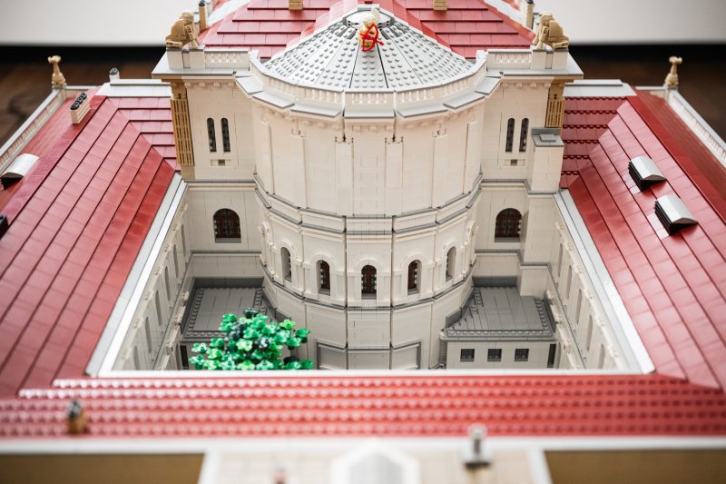 Gy&ouml;ny&ouml;rk&ouml;dj vel&uuml;nk: 60 ezer LEGO-elemből &eacute;p&uuml;lt meg a Magyar Tudom&aacute;nyos Akad&eacute;mia sz&eacute;kh&aacute;z&aacute;nak &eacute;lethű m&aacute;sa &ndash; gal&eacute;ria