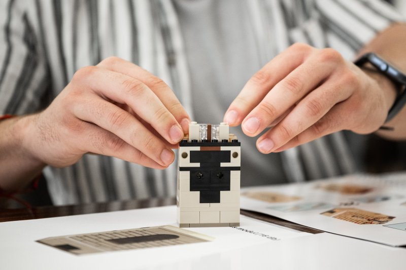 Gy&ouml;ny&ouml;rk&ouml;dj vel&uuml;nk: 60 ezer LEGO-elemből &eacute;p&uuml;lt meg a Magyar Tudom&aacute;nyos Akad&eacute;mia sz&eacute;kh&aacute;z&aacute;nak &eacute;lethű m&aacute;sa &ndash; gal&eacute;ria