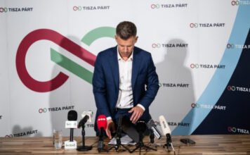 Henry kémtollat helyezett el a Tisza irodájában