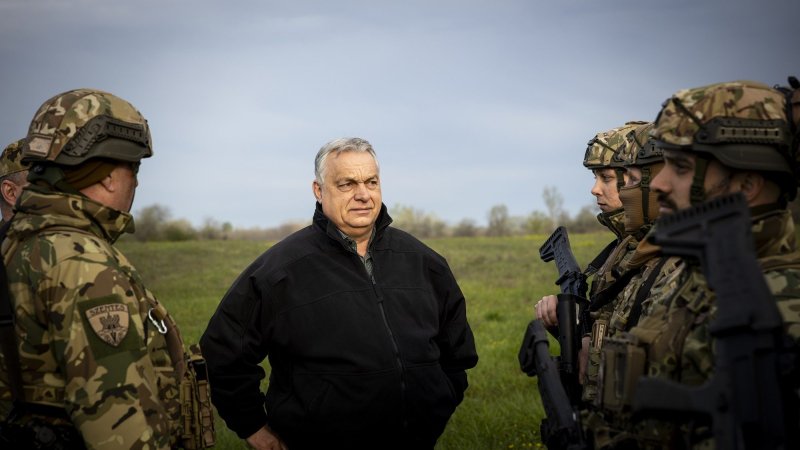 H&uacute;sv&eacute;t a sussexiekn&eacute;l: Meghan Markle egy csokor &uuml;nnepi felv&eacute;telen mutatta meg Harry herceggel k&ouml;z&ouml;s gyerekeiket