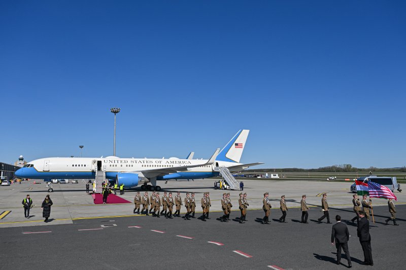 K&eacute;peken az amerikai aleln&ouml;k budapesti l&aacute;togat&aacute;sa