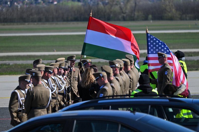 K&eacute;peken az amerikai aleln&ouml;k budapesti l&aacute;togat&aacute;sa