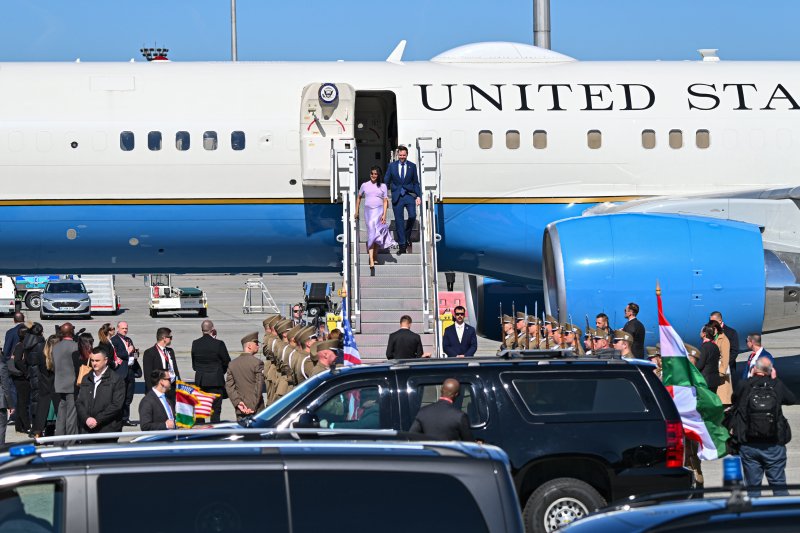 K&eacute;peken az amerikai aleln&ouml;k budapesti l&aacute;togat&aacute;sa