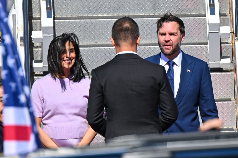 K&eacute;peken az amerikai aleln&ouml;k budapesti l&aacute;togat&aacute;sa