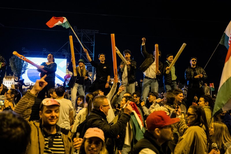 "Lesznek pillanatok, amikor &uacute;jra &eacute;s &uacute;jra r&aacute;csod&aacute;lkozunk arra, hogy nem volt norm&aacute;lis, amiben &eacute;lt&uuml;nk" &ndash; szoci&aacute;lpszichol&oacute;gus a korm&aacute;nyv&aacute;lt&aacute;s hat&aacute;sair&oacute;l