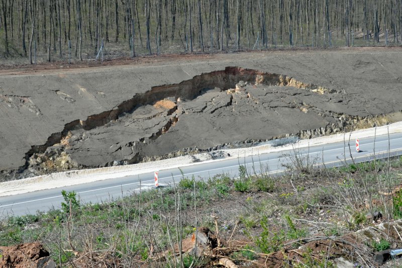 M1-es aut&oacute;p&aacute;lya: f&ouml;ldcsuszaml&aacute;s t&ouml;rt&eacute;nt, amire nem k&eacute;sz&uuml;ltek fel