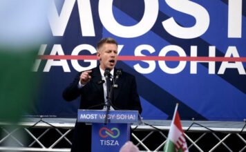 Magyar Péter Debrecenben: A Tisza Párt elleni hamis zászlós műveletre készülhet a Fidesz a választáson