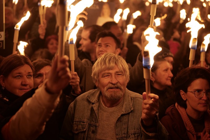 Magyar P&eacute;ter Debrecenben: A Tisza P&aacute;rt elleni hamis z&aacute;szl&oacute;s műveletre k&eacute;sz&uuml;lhet a Fidesz a v&aacute;laszt&aacute;son