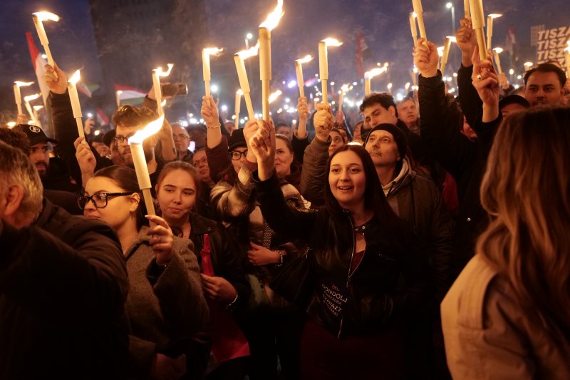 Magyar P&eacute;ter Debrecenben: A Tisza P&aacute;rt elleni hamis z&aacute;szl&oacute;s műveletre k&eacute;sz&uuml;lhet a Fidesz a v&aacute;laszt&aacute;son