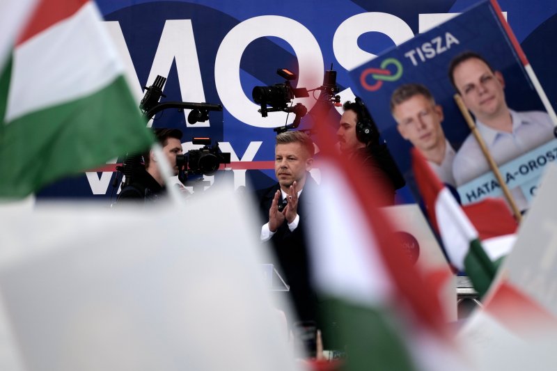 Magyar P&eacute;ter Debrecenben: A Tisza P&aacute;rt elleni hamis z&aacute;szl&oacute;s műveletre k&eacute;sz&uuml;lhet a Fidesz a v&aacute;laszt&aacute;son