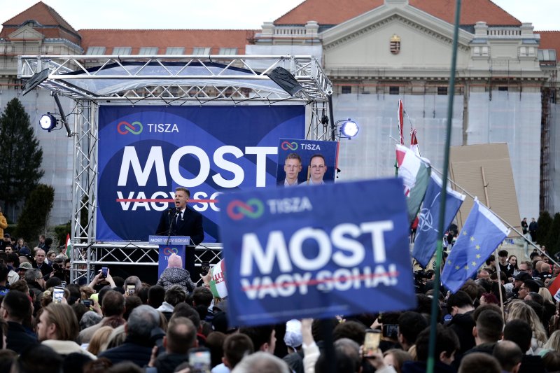 Magyar P&eacute;ter Debrecenben: A Tisza P&aacute;rt elleni hamis z&aacute;szl&oacute;s műveletre k&eacute;sz&uuml;lhet a Fidesz a v&aacute;laszt&aacute;son