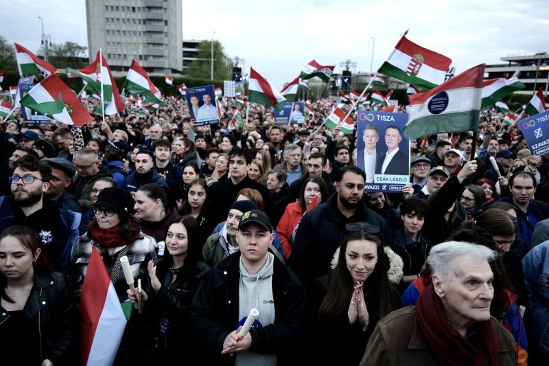 Magyar P&eacute;ter Debrecenben: A Tisza P&aacute;rt elleni hamis z&aacute;szl&oacute;s műveletre k&eacute;sz&uuml;lhet a Fidesz a v&aacute;laszt&aacute;son