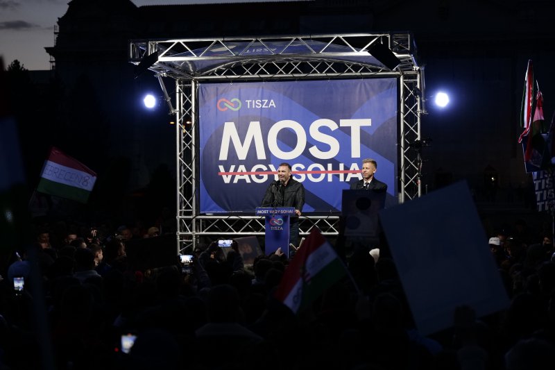 Magyar P&eacute;ter Debrecenben: A Tisza P&aacute;rt elleni hamis z&aacute;szl&oacute;s műveletre k&eacute;sz&uuml;lhet a Fidesz a v&aacute;laszt&aacute;son