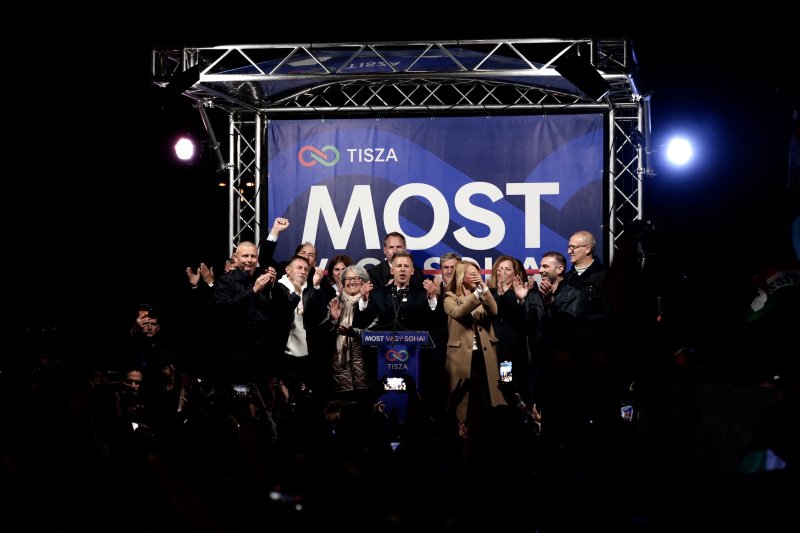 Magyar P&eacute;ter Debrecenben: A Tisza P&aacute;rt elleni hamis z&aacute;szl&oacute;s műveletre k&eacute;sz&uuml;lhet a Fidesz a v&aacute;laszt&aacute;son