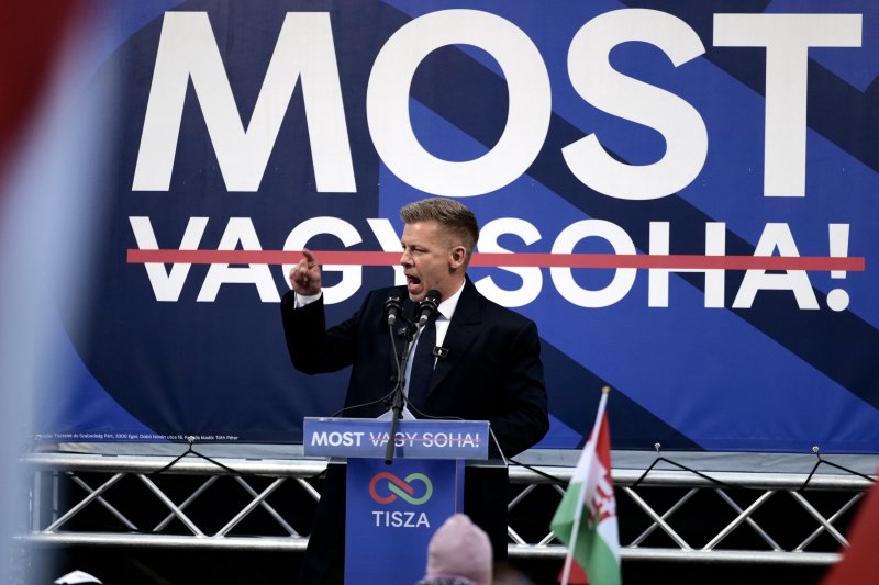 Magyar P&eacute;ter Debrecenben: A Tisza P&aacute;rt elleni hamis z&aacute;szl&oacute;s műveletre k&eacute;sz&uuml;lhet a Fidesz a v&aacute;laszt&aacute;son