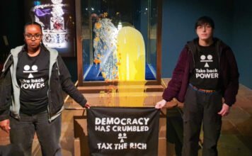 Megdobálták a brit koronaékszereket, bíróság elé kell állniuk