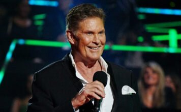 Mi történt David Hasshelhoffal? Ősz haj, fekete szemüveg, bot a kézben – fotók