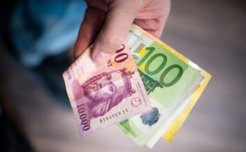 Mikortól fizethetünk euróval a boltokban? Milyen pozitív hatása lehet, és mik a kockázatok?