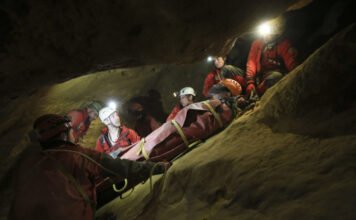 Ötvenhat éves sérült túrázót mentettek a föld mélyéből