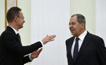 „Pjotr és én barátok vagyunk” – Szijjártó és Lavrov telefonjaitól megihletve írta át a Carson Coma az egyik dalát