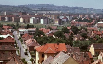 Rengeteget spórolhatna az ország a Kádár-kockák felújításán – de hogyan érdemes nekiállni?