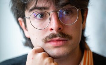 Széthulló NER-ről és menekülő strómanokról írt dalt Fekete Giorgio