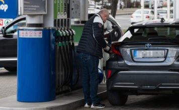 Szombaton tovább csökken a benzin és a gázolaj ára