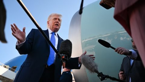 Trump: Nyiss&aacute;tok meg azt a kibaszott szorost, ti őr&uuml;ltek, k&uuml;l&ouml;nben a pokolban fogtok &eacute;gni!