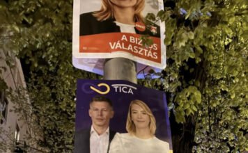 Ukrán nyelvű Tisza-plakátokat terítettek Debrecenben, a rendőrség akadályozta meg őket