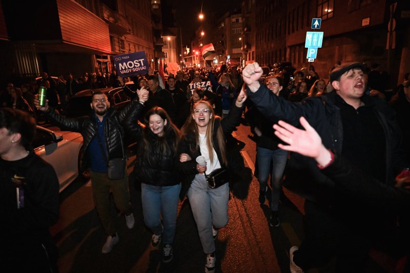 Utcabuliba ment &aacute;t a Tisza-győzelem &uuml;nnepl&eacute;se Budapesten &ndash; k&eacute;pek