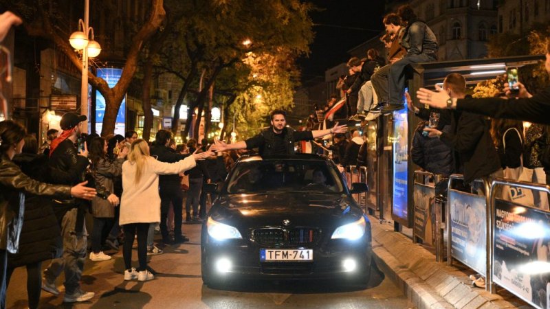 Utcabuliba ment &aacute;t a Tisza-győzelem &uuml;nnepl&eacute;se Budapesten &ndash; k&eacute;pek