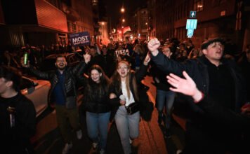 Utcabuliba ment át a Tisza-győzelem ünneplése Budapesten – képek