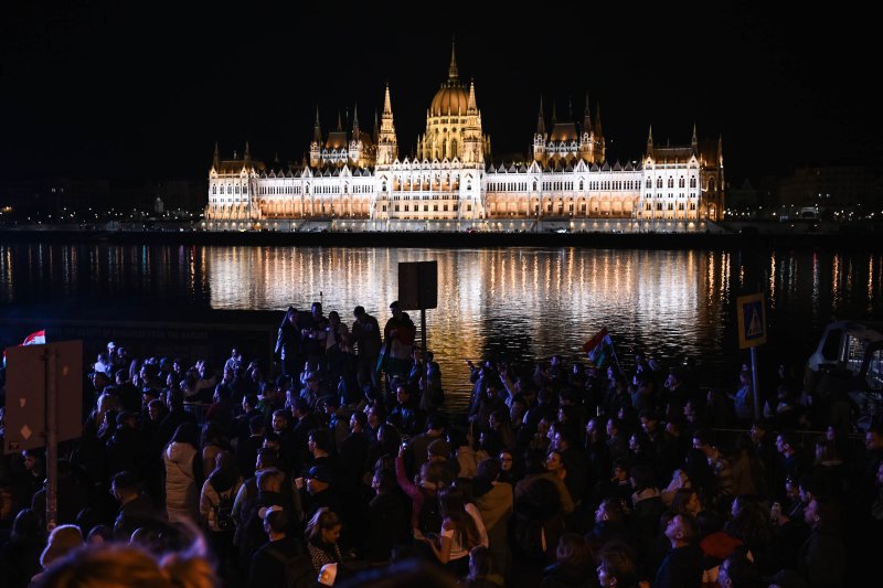Utcabuliba ment &aacute;t a Tisza-győzelem &uuml;nnepl&eacute;se Budapesten &ndash; k&eacute;pek
