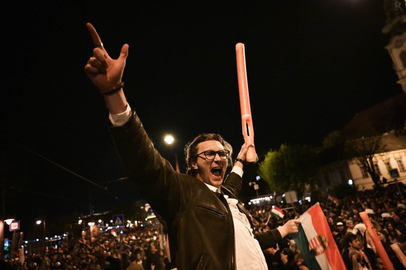 Utcabuliba ment &aacute;t a Tisza-győzelem &uuml;nnepl&eacute;se Budapesten &ndash; k&eacute;pek