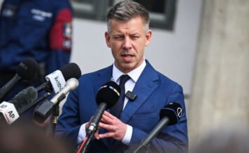 „Vigyázzanak magukra és tartsanak ki” – tapssal fogadta Magyar Pétert a közmédia néhány munkatársa az MTVA alulájában