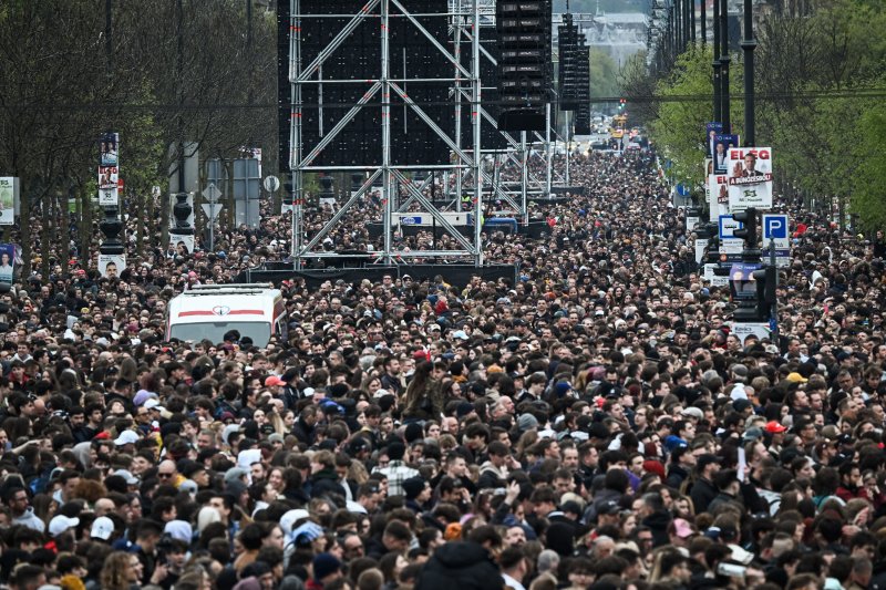 Zebr&aacute;k, hős sz&aacute;zadosok &eacute;s plak&aacute;t&eacute;get&eacute;s &ndash; a Rendszerbont&oacute; Nagykoncert k&eacute;pekben