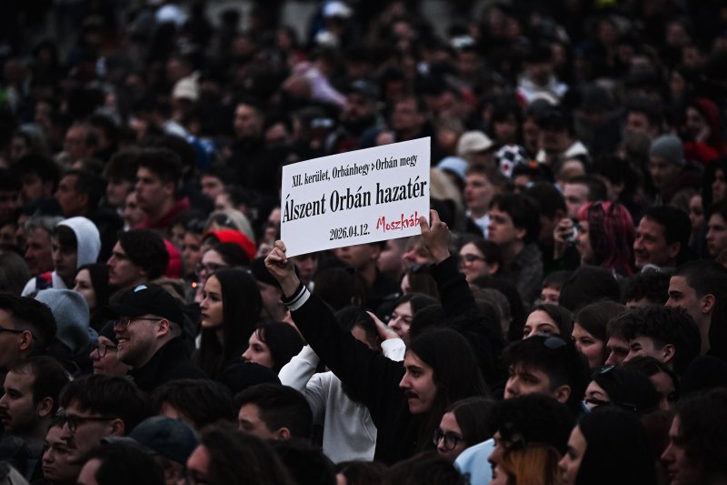 Zebrák, hős századosok és plakátégetés – a Rendszerbontó Nagykoncert képekben
