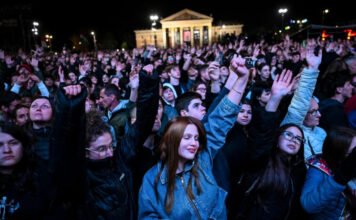 Zebrák, hős századosok és plakátégetés – a Rendszerbontó Nagykoncert képekben