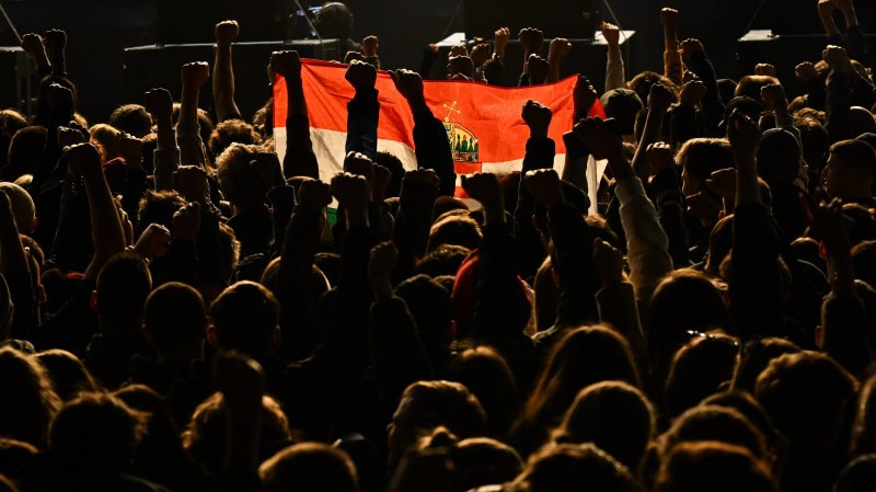 Zebrák, hős századosok és plakátégetés – a Rendszerbontó Nagykoncert képekben